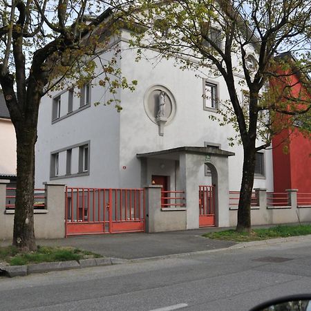 Atrium Flat In The Villa Ljubljana Buitenkant foto